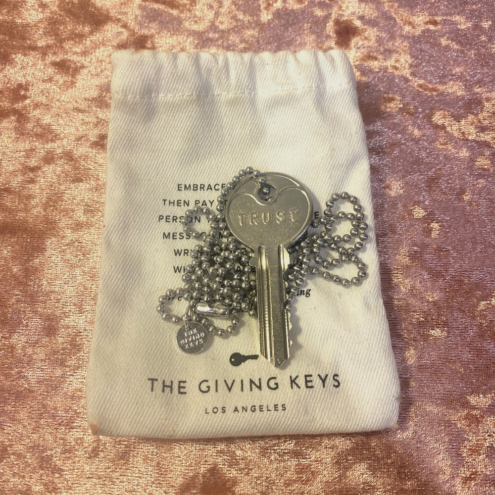 GIVING KEY TRUST NECKLACE